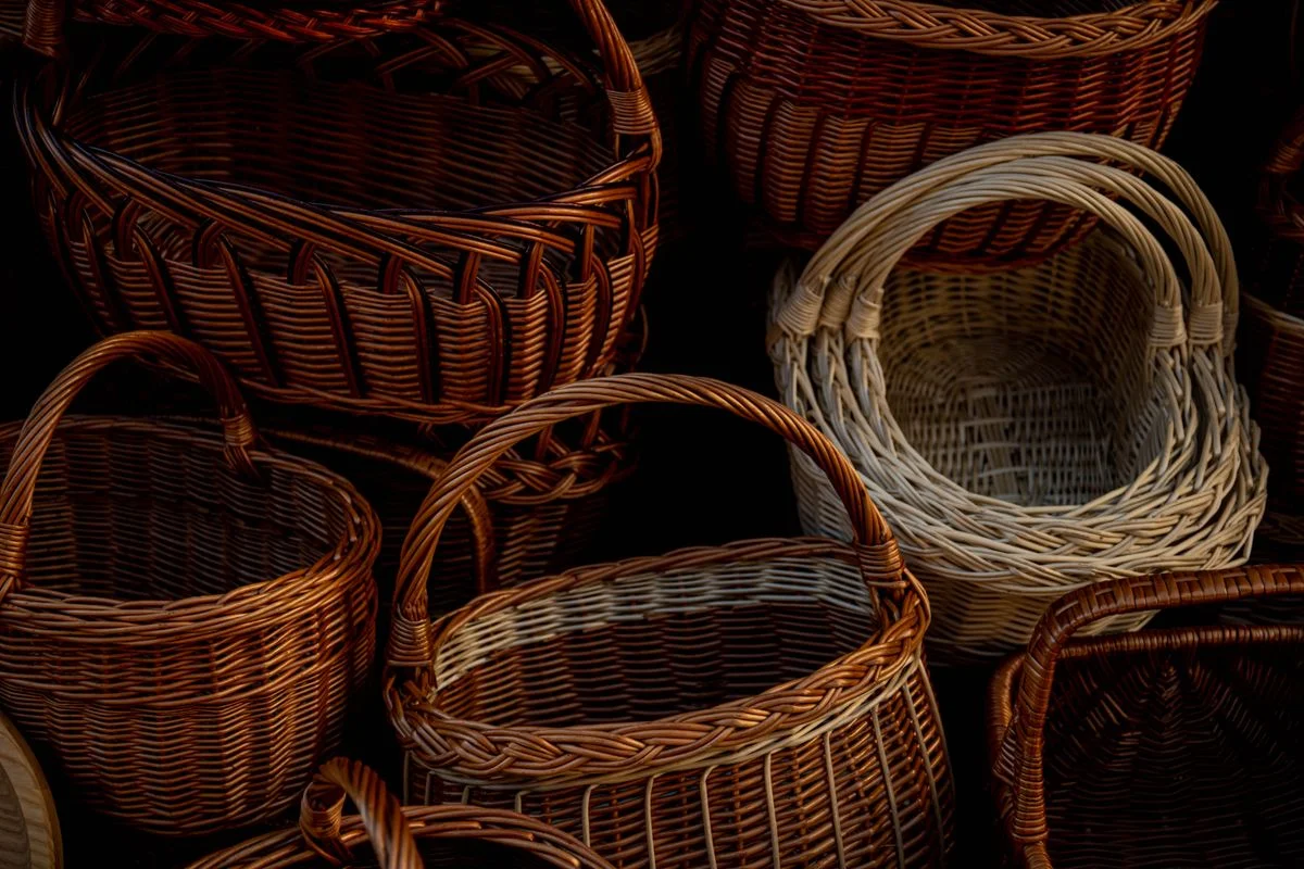 Panier rond en raphia tressé